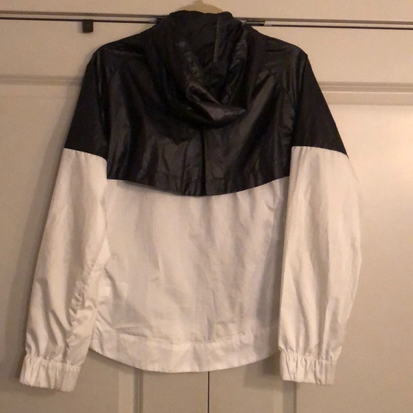 Nike Women’s Windrunner Jacket - Picture 2 of 4